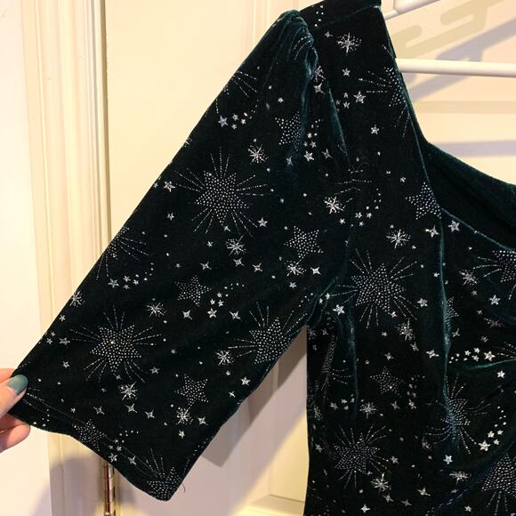 ModCloth x Collectif Twinkle, Twinkle Velvet Christmas Star Top in Green - Picture 3 of 10
